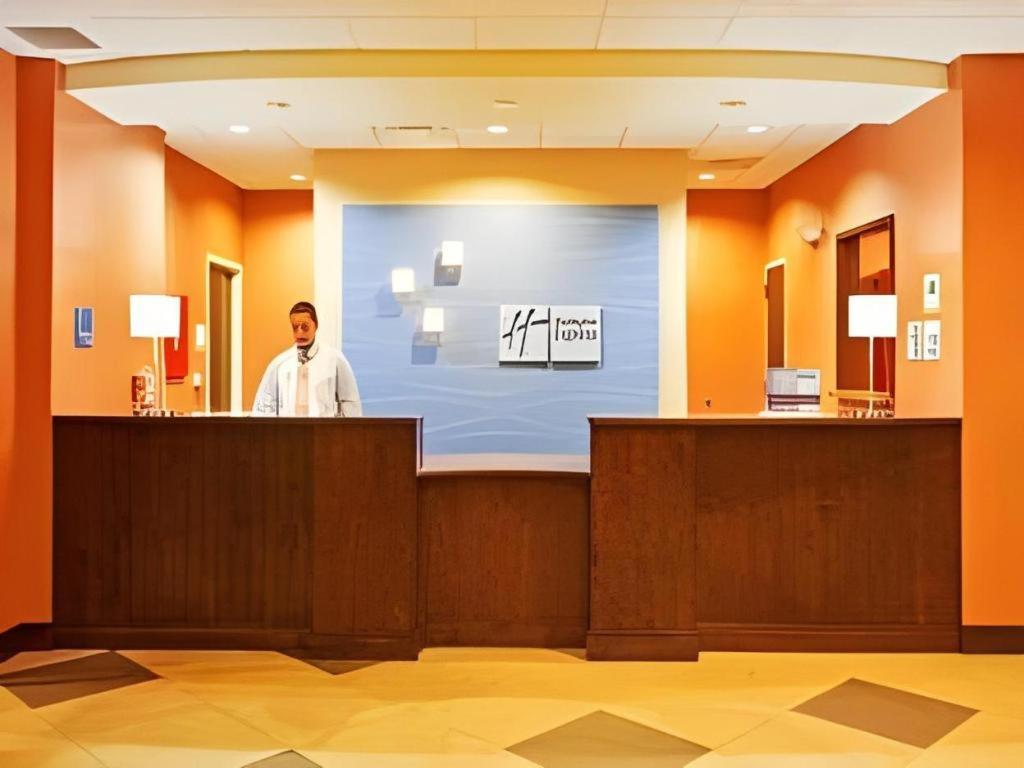 Holiday Inn Express & Suites Fredericksburg By Ihg Luaran gambar